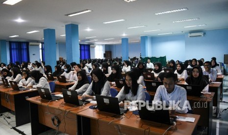 Peserta CPNS Melahirkan Usai Kerjakan Tes di Probolinggo. Peserta mengikuti Seleksi Kompetensi Dasar (SKD) berbasis Computer Assisted Test (CAT) untuk Calon Pegawai Negeri Sipil (CPNS).