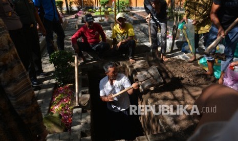 Warga dan santri menggali liang lahat di Pesantren Tebuireng, Jombang, Jawa Timur, Senin (3/2/2020).