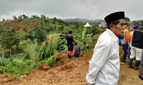 Salah satu titik wilayah longsor di Kecamatan Sukajaya, Kabupaten Bogor, Jawa Barat, Senin (3/2).