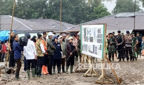 Presiden Joko Widodo bersama sejumlah menteri saat meninjau lokasi persemaian bibit tanamanuntuk pemulihan bencana longsor di Kecamatan Sukajaya, Kabupaten Bogor, Senin (3/2).