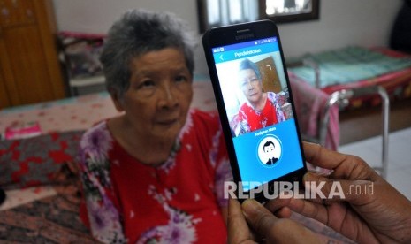 Seorang pensiunan PNS melakukan perekaman biometrik secara digitalisasi dengan menggunakan aplikasi autentik PT Taspen di Medan, Sumatera Utara, Senin (3/2/2020).