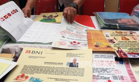 Petugas kepolisin menunjukan barang bukti kejahatan Kerajaan fiktif 