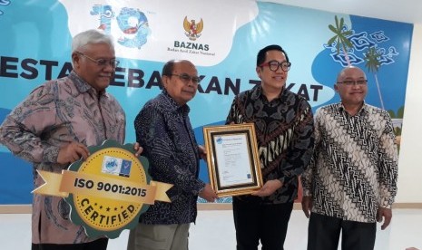 Komisaris Worldwide Quality Assurance (WQA) Regional Asia Pasifik, Novian Putra menyerahkan sertifikat ISO 9001:2015 kepada Ketua Baznas Prof Bambang Sudibyo dan jajarannya di kantor Baznas, Senin (3/2).