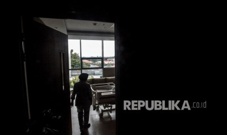 Petugas rumah sakit memperlihatkan ruangan isolasi khusus untuk wabah virus corona. (ilustrasi). RSD Gunung Jati, Kota Cirebon mengisolasi WNA China yang menderita demam.