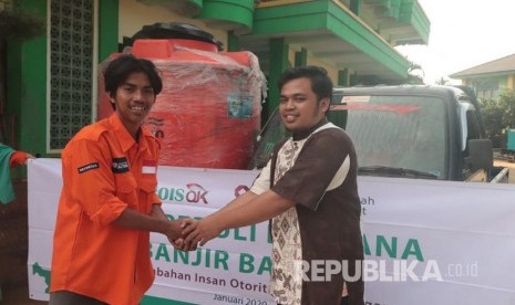 Rumah Zakat menyalurkan toren berukuran 3.000 liter untuk Pondok Pesantren Latansa, di Kampung Parakansantri, Desa Banjar Irigasi Kec. Lebakgedong Kab. Lebak, Banten pada Selasa (28/1). 