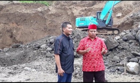 Wagub Jabar, Uu Ruzhanul Ulum bersama Wabup Sumedang, Erwan Setiawan saat sidak ke lokasi penambangan pasir di gaki Gunung Tampomas, Kecamatan Cimalaka, Kab sumedang