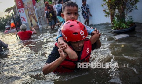 [Ilustrasi] Petugas mengevakuasi warga terdampak banjir di Periuk Damai, Kota Tangerang, Banten, Senin (3/2/2020).