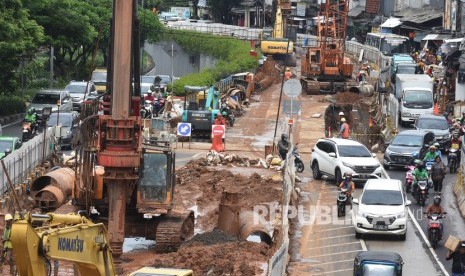 Pekerja dengan alat berat menyelesaikan proyek pembangunan Underpass Senen Extension, di Jakarta Pusat, Senin (3/2/2020).