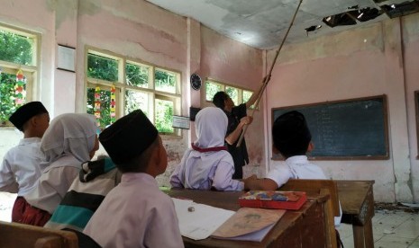 Suasana belajar di SDN 3 Cigorowong, Kampung Sukamaju, Desa Sukamukti, Kecamatan Cisayong, Kabupaten Tasikmalaya.  Sebanyak empat ruang kelas di sekolah itu mengalami kerusakan. 