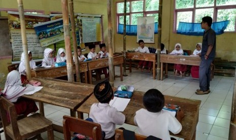 Suasana belajar di SDN 3 Cigorowong, Kampung Sukamaju, Desa Sukamukti, Kecamatan Cisayong, Kabupaten Tasikmalaya, Selasa (4/2). Sebanyak empat ruang kelas di sekolah itu mengalami kerusakan. 