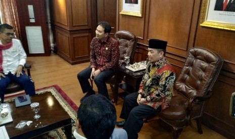 Fraksi PKS dan Partai Demokrat menyerahkan usulan pembentukan pansus hak angket Jiwasraya ke pimpinan DPR di Kompleks Parlemen, Senayan, Jakarta, Selasa (4/1).