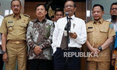 Menko Polhukam Mahfud MD (kedua kanan) didampingi Mendagri Tito Karnavian (kanan), Menteri Kesehatan Terawan Agus Putranto (kedua kiri), dan Bupati Natuna Abdul Hamid Rizal (kiri) memberikan keterangan pers usai mengadakan pertemuan di Jakarta, Selasa (4/2/2020).