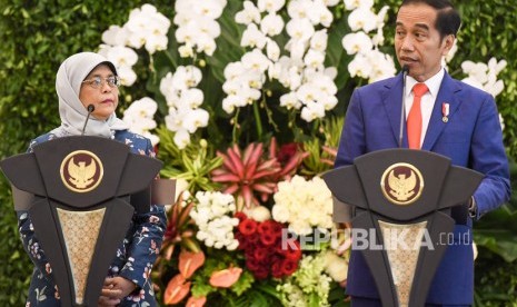 Presiden Joko Widodo (kanan) bersama Presiden Singapura Halimah Yacob (kiri) memberikan keterangan pers seusai melakukan pertemuan saat kunjungan kenegaraan di Istana Bogor, Jawa Barat, Selasa (4/2/2020).