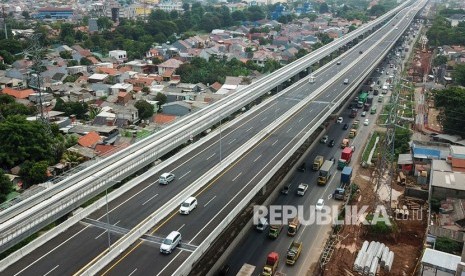 Tol layang Jakarta-Cikampek (Japek) II elevated Bekasi, Jawa Barat. Direktorat Lalu Lintas Polda Metro Jaya akan menutup Jalan Tol Layang Jakarta-Cikampek (Japek) terkait kebijakan larangan mudik mulai Kamis (23/4) tengah malam.