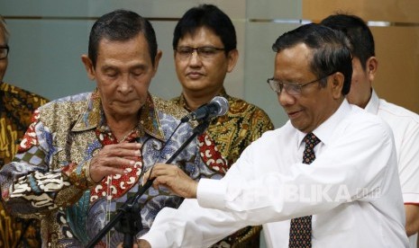  Ketua Dewan Pegawas KPK Tumpak Hatorangan Panggabean (kiri)