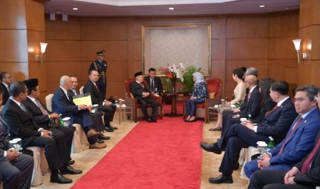 Wakil Presiden Maruf Amin menerima Kunjungan Kehormatan Presiden Republik Singapura, H.E. Madam Halimah Yacob di Hotel Shang-rila Jakarta, Selasa(4/2).