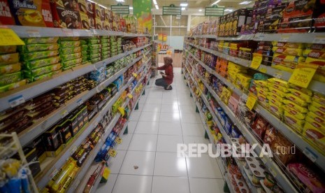 Pascapandemi bisnis makanan dan minuman dyiakini paling cepat pulih. Tampak warga berbelanja di sebuah Pasar Swalayan di Bandung, Jawa Barat, Selasa (4/2/2020).