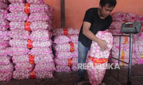 Pekerja menimbang bawang putih impor dari China di gudang bawang di Malang, Jawa Timur. Importasi barang Indonesia dari China mengalami penurunan cukup tajam pada September 2021.