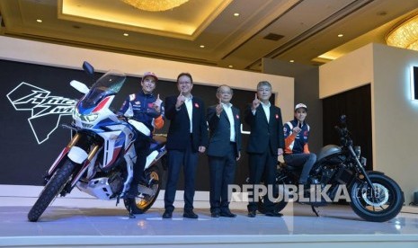 Presiden Direktur Astra Honda Motor (AHM) Toshiyuki Inuma (tengah) bersama Direktur Pemasaran AHM Thomas Wijaya (kedua kiri), Marketing Director AHM Mutsuo Usui (kedua kanan), dan duo pembalap MotoGP tim Honda Marc Marquez (kiri) serta Alex Marquez (kanan) saat peluncuran motor Big Bike Honda di Jakarta, Selasa (4/2). Honda meluncurkan motor Africa Twin 1100L dan Rebel 500 terbaru untuk pasar Indonesia.