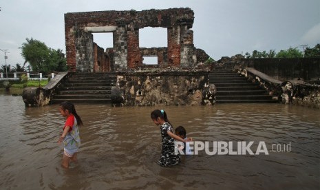 Sejumlah anak bermain air di area situs cagar budaya Keraton Kaibon yang terendam banjir di Kasemen, Serang, Banten, Selasa (4/2/2020).