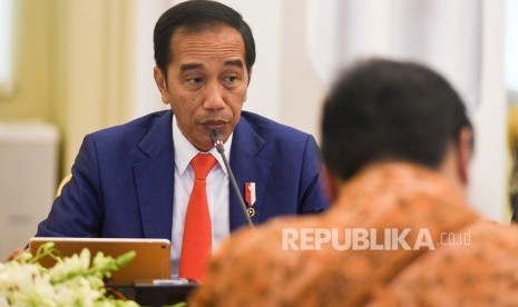 Presiden Joko Widodo memimpin rapat terbatas (ratas) di Istana Bogor, Jawa Barat, Selasa (4/2/2020). Pemerintah melarang impor hewan hidup dari China.