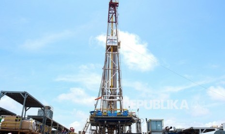 Petugas beraktifitas di sekitar Rig (alat pengebor) Pertamina EP Asset 3, Desa Kalentambo, Pusakanagara, Subang, Jawa Barat (ilustrasi). Pertamina EP Asset 3 ingin mempertahankan kinerja yang berhasil dicapai sepanjang 2020.