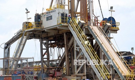 Pertamina Hulu Energi akan melakukan pengeboran enam sumur baru untuk meningkatkan produksi. Foto petugas berkomunikasi saat memeriksa Rig (alat pengebor) elektrik D-1500E di Daerah operasi pengeboran sumur JST-A2 Pertamina EP Asset 3, Desa kalentambo, Pusakanagara, Subang, Jawa Barat, (ilustrasi).