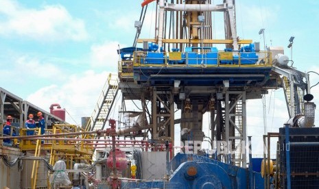 Petugas berkomunikasi saat memeriksa Rig (alat pengebor) elektrik D-1500E di Daerah operasi pengeboran sumur JST-A2 Pertamina EP Asset 3, Desa kalentambo, Pusakanagara, Subang, Jawa Barat, Selasa (4/2/2020).