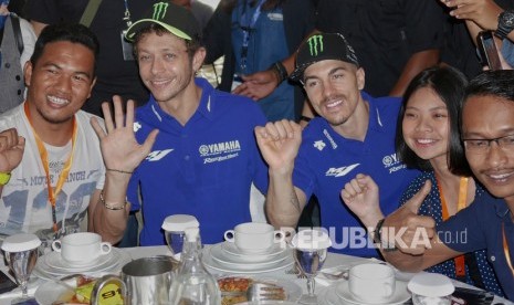 Pebalap MotoGP Valentino Rossi (kedua kiri) dan Maverick Vinales (tengah) menghadiri acara Meet and Greet dengan penggemar di Cengkareng, Banten, bulan Februari lalu.