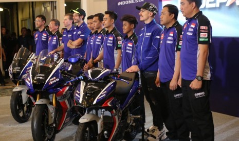 Pengukuhkan pembalap tim Yamaha Racing Indonesia (YRI) di Bandara International Hotel, Tangerang Banten, Selasa (4/2).