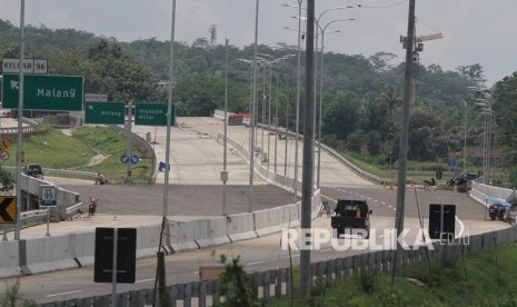 Kendaraan melintas proyek jalan tol Malang-Pandaan Seksi V di Malang, Jawa Timur, Selasa (4/2/2020). 