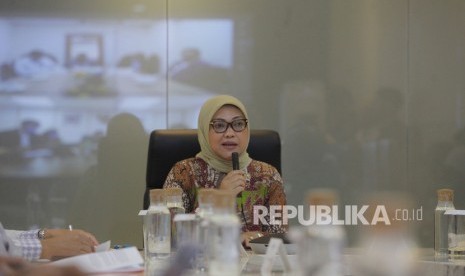 Menteri Ketenagakerjaan Ida Fauziyah saat menggelar telekonferensi dengan para petugas Atase Ketenagakerjaan (Atnaker) perwakilan pejabat RI di sejumlah negara di Kantor Kemenaker, Jakarta, Selasa (4/2/2020).