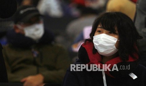 Sejumlah penumpang maskapai China Eastern tujuan Shanghai China menunggu untuk boarding di Terminal 3 Bandara Soekarno Hatta, Tangerang, Banten, Rabu (5/2/2020). 