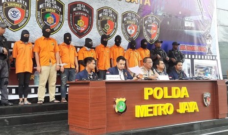 Konferensi pers penangkapan delapan tersangka pembobolan rekening milik wartawan senior Ilham Bintang di Mapolda Metro Jaya, Rabu (5/2).