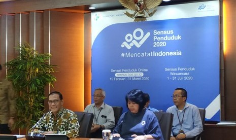 Kepala BPS Suhariyanto (batik) dalam konferensi pers Pertumbuhan Ekonomi Indonesai Kuartal IV 2019 di kantornya, Jakarta, Rabu (5/2). 