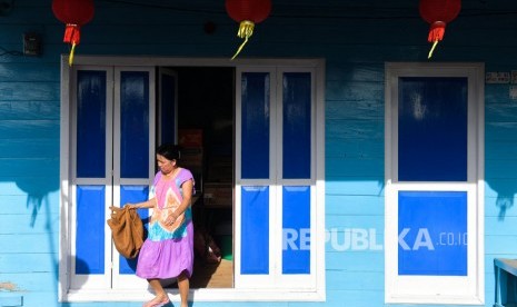 Warga membawa karung yang berisi cengkeh yang akan dijemur di kawasan Kota Tua Penagi, Ranai, Natuna, Kepulauan Riau, Rabu (5/2/2020). 