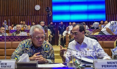 Menteri PUPR Basuki Hadimuljono (kiri) berbincang dengan Menteri Perhubungan Budi Karya Sumadi (kanan). Menteri Pekerjaan Umum dan Perumahan Rakyat Basuki Hadimuljono mengusulkan pajak penghasilan (PPh) sebesar empat persen direlaksasi agar pekerja program padat karya tunai dapat membeli alat pelindung diri (APD) di tengah wabah COVID-19.