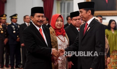 Presiden Joko Widodo (kanan) memberikan ucapan selamat kepada Kepala Badan Pembinaan Ideologi Pancasila (BPIP) Yudian Wahyudi (kiri) dan istri, disaksikan Kepala Badan Pengawasan Keuangan dan Pembangunan (BPKP) Muhammad Yusuf Ateh (kedua kanan) seusai dilantik di Istana Negara, Jakarta, Rabu (5/2/2020). 