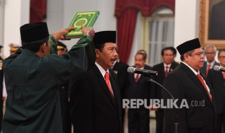 Kepala Badan Pembinaan Ideologi Pancasila (BPIP) Yudian Wahyudi (kedua kiri) dan Kepala Badan Pengawasan Keuangan dan Pembangunan (BPKP) Muhammad Yusuf Ateh (kanan) membacakan sumpah saat dilantik di Istana Negara, Jakarta, Rabu (5/2/2020).