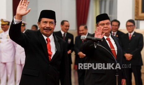 Kepala Badan Pembinaan Ideologi Pancasila (BPIP) Yudian Wahyudi (kiri) dan Kepala Badan Pengawasan Keuangan dan Pembangunan (BPKP) Muhammad Yusuf Ateh (kanan) bersiap dilantik di Istana Negara, Jakarta, Rabu (5/2/2020).