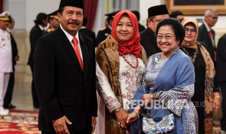 Kepala Badan Pembinaan Ideologi Pancasila (BPIP) Yudian Wahyudi (kiri) didampingi istri, menerima ucapan selamat dari Ketua Dewan Pengarah BPIP Megawati Soekarnoputri (kanan) seusai dilantik di Istana Negara, Jakarta, Rabu (5/2/2020). (ilustrasi)