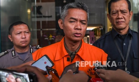 Wahyu Setiawan. Pemerintah masih menunggu surat dari DPR terkait surat penggantian mantan komisioner KPU, Wahyu Setiawan. DPR mengakui surat penggantian mantan komosioner KPU Wahyu Setiawan sedang diproses.