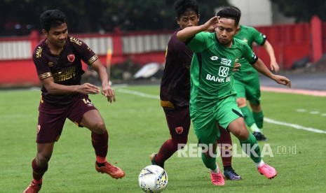 Pesepak bola Bhayangkara FC Andik Vermansah (kanan).