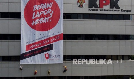 Gedung KPK. Pada Kamis (3/12), KPK melakukan OTT kepada Bupati Banggai Laut, Wenny Bukamo.