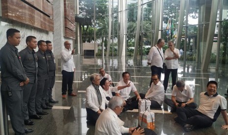 Setelah mendatangi Kantor Kementerian Keuangan (Kemenkeu), nasabah PT Asuransi Jiwasraya (Persero) yang tergabung dalam Forum Korban Jiwasraya mendatangi Kantor Otoritas Jasa Keuangan (OJK) di Gatot Subroto, Jakarta, Kamis (6/2). Mereka sempat harus menunggu di area lobby gedung karena tidak dapat masuk ke Kantor OJK