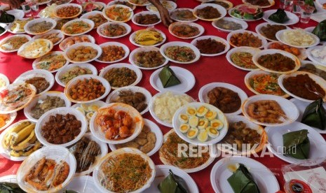 Warga menyiapkan berbagai menu makanan untuk dinikmati pada perayaan maulid akbar Nabi Muhammad SAW (ilustrasi). 