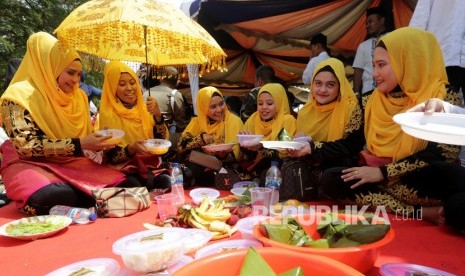 Khanduri molod mempunyai nilai filosofis dan hikmah  Warga dengan menggunakan pakaian adat mempersiapkan hidangan makanan untuk dinikmati pada perayaan maulid akbar Nabi Muhammad SAW di Blangpadang, Banda Aceh, Aceh, Kamis (6/2/2020). 