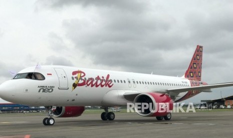 Pesawat Batik Air. Batik Air registrasi PK-LUT dengan nomor penerbangan ID-6803 terpaksa kembali ke bandara pemberangkatan Bandara Sulthan Thaha Jambi pada Sabtu (6/3) karena mengalami kendala di roda pesawat.