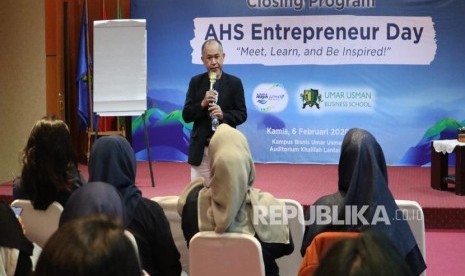 Aqua Alirkan Ilmu Bisnis Bersama Kampus Umar Usman