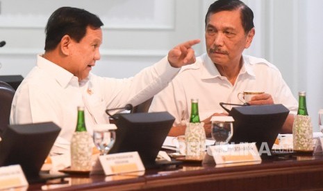 Menteri Pertahanan Prabowo Subianto (kiri) berbincang dengan Menko Kemaritiman dan Investasi Luhut Binsar Pandjaitan